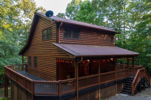 La photo montre l'objet Fun Woodsy Cabin! Hot Tub, Game Room, Fire Pit! situé dans la ville de Cherry Log.