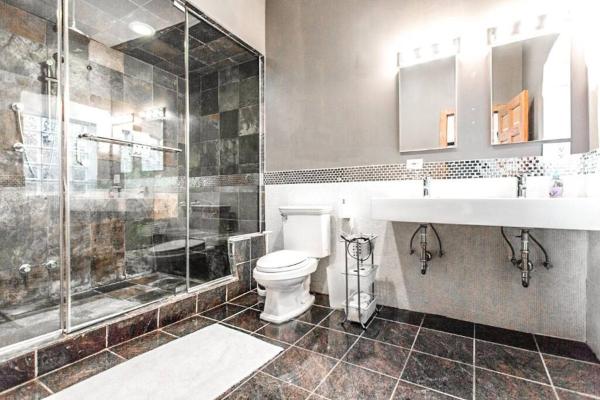 Fotografie 8: Spacious & Stylish Home at the heart of Wicker Park