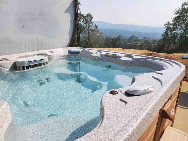 På billedet ses objektet Elements Suite Hot Tub BBQ Pet Friendly beliggende i byen Coarsegold.