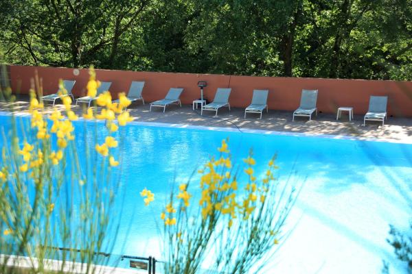 照片显示了位于Apt市的La Colline des Ocres Village de vacances 3 étoiles物件。
