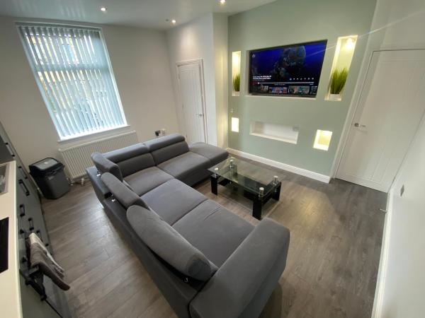 Entire 3-bed House-jaquzzi Bath-private Parking- Suitable For Contractors - Halifax