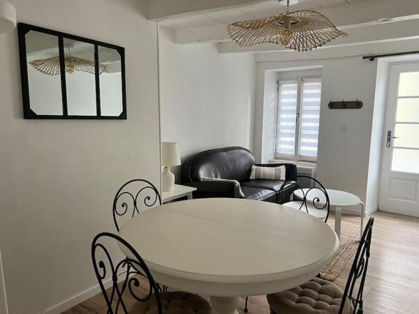 A la foto es mostra l'objecte Maison cosy 4 Personnes situat a la ciutat de Tinténiac.