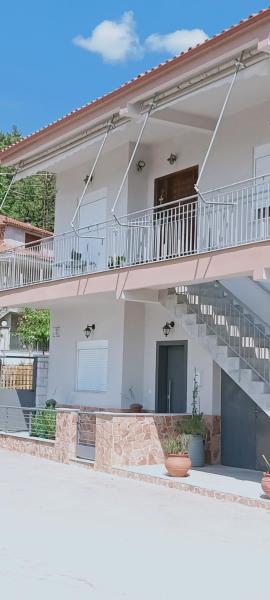 På bildet vises objektet Vagelis 2 Nemea apartments som ligger i byen Kondóstavlos.