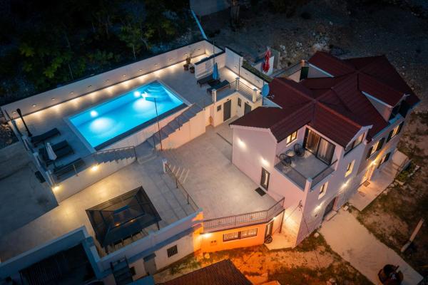 Na zdjęciu widoczny jest obiekt XXL Villa Vista - Heated Pool położony w mieście Svinišće.