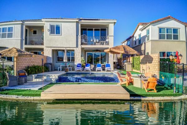 The photo shows the Tropical Paradise! Magnificent Lake View! located in the city of Indio.