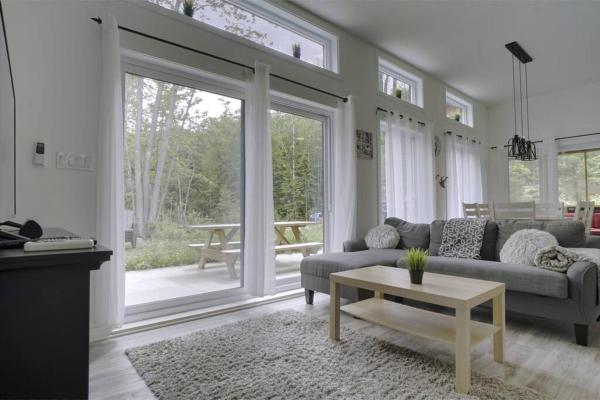På billedet ses objektet Chalet L'Écureuil (waterfront, modern, spa, BBQ) beliggende i byen Estérel.