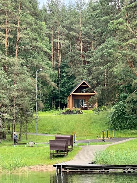 På billedet ses objektet Namelis Strazdas beliggende i byen Molėtai.