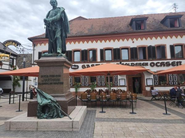 På bilden syns objektet Hotel zum Goldenen Ochsen som ligger i staden Maikammer.