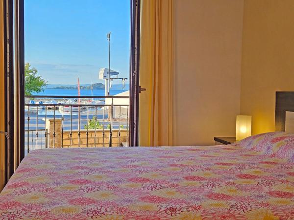 Na zdjęciu widoczny jest obiekt Terrazza Vista Lago położony w mieście Capodimonte.