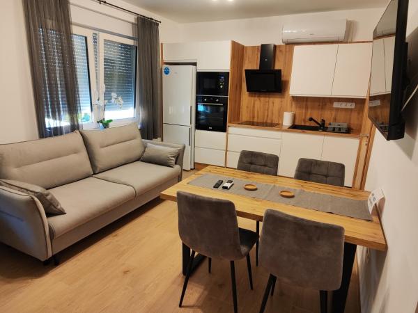 A la foto es mostra l'objecte SzeCu Apartmanház situat a la ciutat de Paks.