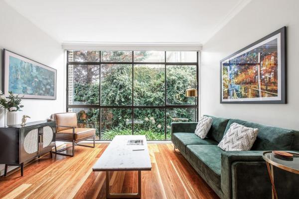 A la foto es mostra l'objecte Parisian Chic meets South Yarra's Vibrant Locale situat a la ciutat de Melbourne.