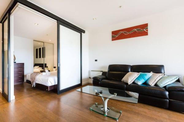 A la foto es mostra l'objecte Southside St Kilda Seclusion with Balcony and Parking situat a la ciutat de Melbourne.