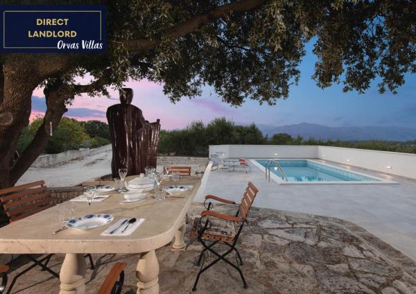 På billedet ses objektet Villa Dubrava Peaceful Getaway in an Olive Grove with Heated Pool beliggende i byen Pražnice.
