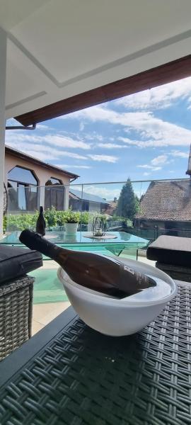 A la foto es mostra l'objecte Casa Merci situat a la ciutat de Măţău.