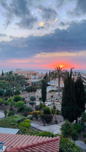 Regina Gardens Sunset with Fast Free Wi-Fi and Late Check-Out, Pafos