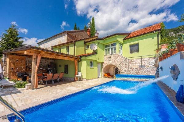 Στη φωτογραφία φαίνεται το αντικείμενο Greenhouse Adria που βρίσκεται στην πόλη Bribir.