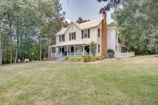 Στη φωτογραφία φαίνεται το αντικείμενο Historic and Charming Pittsboro Home with Fireplaces που βρίσκεται στην πόλη Siler City.
