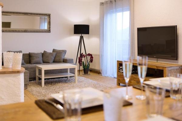 La photo montre l'objet Apartment Schafbergblick mit Balkon ID 8607747 und Apartment Himmelspforte mit Balkon ID 8607779 situé dans la ville de Mondsee.