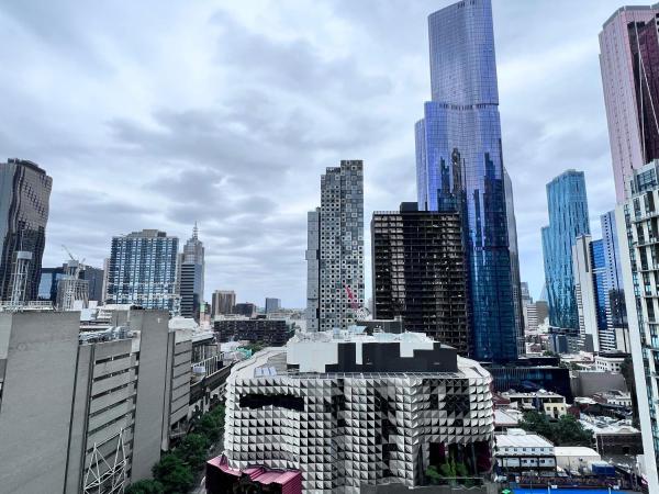 A la foto es mostra l'objecte MelbCBD Central NYE Fireworks large 3BR2BTH GymPool situat a la ciutat de Melbourne.