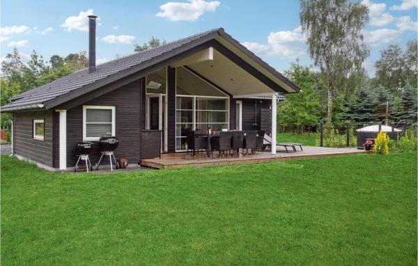 На фото показан объект Pet Friendly Home In Rødby With Kitchen, расположенный в городе Рёдбю.