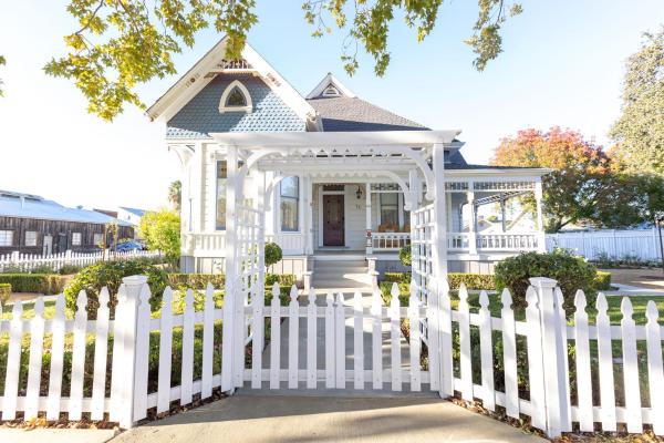 Historic Luxury Queen Anne Victorian - California