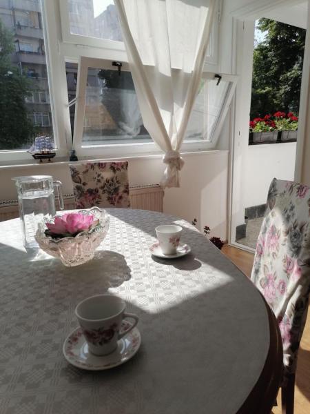 Na zdjęciu widoczny jest obiekt Flowers Apartment Tuzla położony w mieście Tuzla.