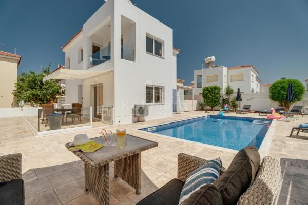 A la foto es mostra l'objecte Villa Maddie situat a la ciutat de Protaras.