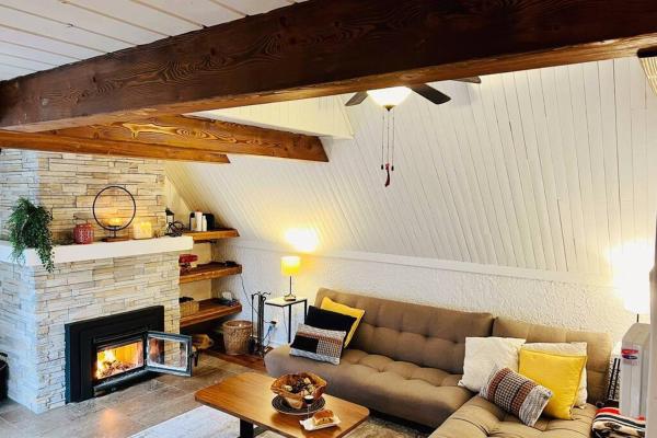 På billedet ses objektet New-ski-spa-outdoor-fireplace-Mont Orford beliggende i byen Orford.