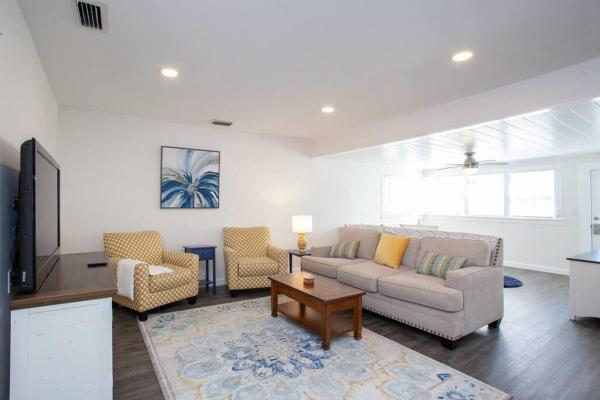 På bildet vises objektet Bright, Immaculate and Cozy Coastal Cottage in Ozona som ligger i byen Crystal Beach.