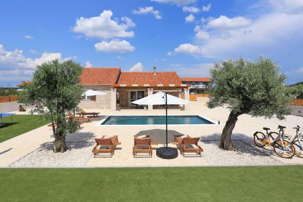 A la foto es mostra l'objecte Villa Orkula situat a la ciutat de Debeljak.
