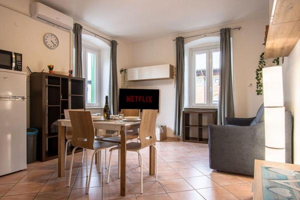 Auf dem Foto ist das Objekt [Burlo Garofalo] Modern Apartment *Wifi+Netflix* in der Stadt Triest zu sehen.
