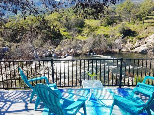 Na fotografii je vidět objekt **Kaweah River House** - 1/2 Mile to Sequoia Park nacházející se ve městě Three Rivers.