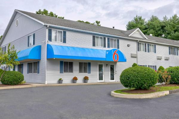 Na zdjęciu widoczny jest obiekt Motel 6 Bethel, CT - Danbury położony w mieście Brookfield.