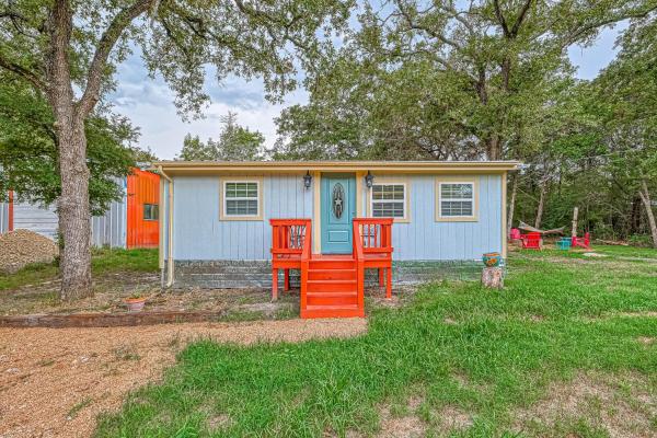 A la foto es mostra l'objecte Freshly Remodeled Modern Country Home situat a la ciutat de Burton.