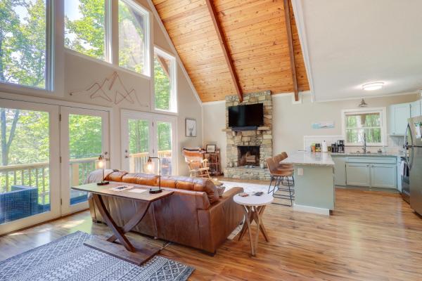 Na zdjęciu widoczny jest obiekt Wooded Retreat w/ Decks & Views in Beech Mountain! położony w mieście Beech Mountain.