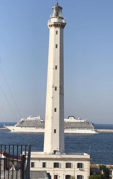 A la foto es mostra l'objecte Faro Sul Mare Luxury Apartment - Zona Fiera situat a la ciutat de Bari.
