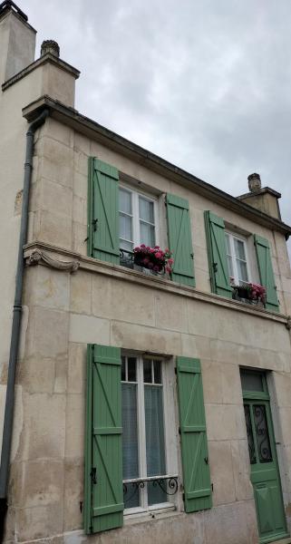 Nella foto è visibile l'oggetto L'esprit de famille situato nella città di Saint-Euphrône.
