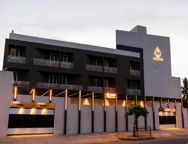 The photo shows the Hotel Midland, Nanded located in the city of Nānded.