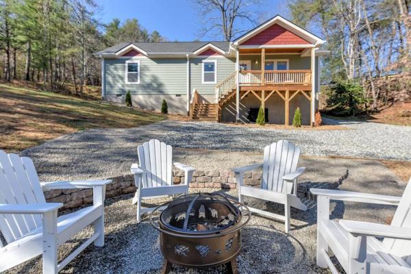 A la foto es mostra l'objecte *NEW BUILD Cozy Haven Perfect for Friends & Family situat a la ciutat de Weaverville.