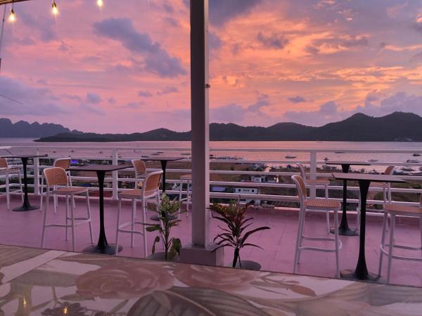 写真にはコロン市にあるSunburn Suites and Rooftop Barが写っています。