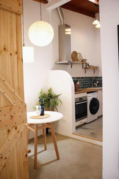 A la foto es mostra l'objecte Cozy Townhouse With Patio situat a la ciutat de Raposeira.