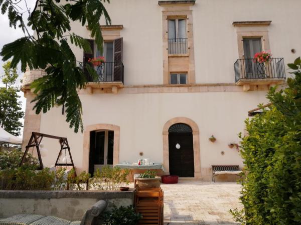 The photo shows the Autentica Masseria Pugliese located in the city of Putignano.