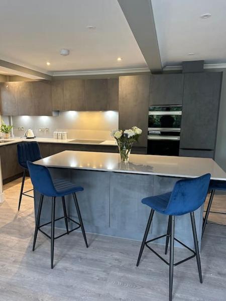 Cameron Coach House Modern Property in Murrayfield Edinburgh, Edinburgh