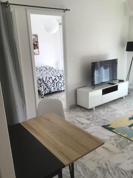 A la foto es mostra l'objecte Vue mer, 2 pièces lumineux situat a la ciutat de Niça.