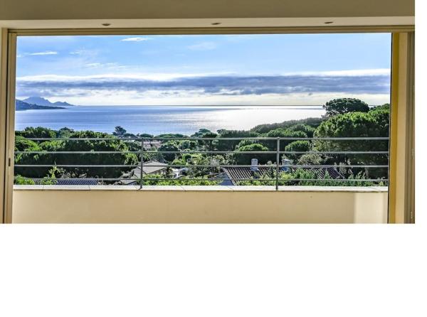 Na fotografii je vidět objekt Villa Sainte Maxime pleine vue mer nacházející se ve městě Sainte-Maxime.