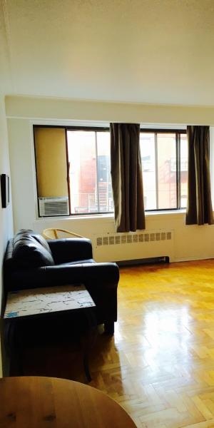 Stylish Montreal Apartment: Comfortable Stay in the Golden Square Mile, Montreal