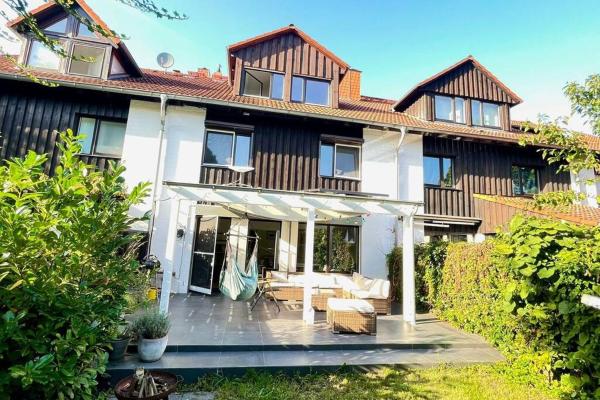 Na fotografii je vidět objekt Unterkunft für Familien und Gruppen in Seenähe mit Garten nacházející se ve městě Isernhagen.