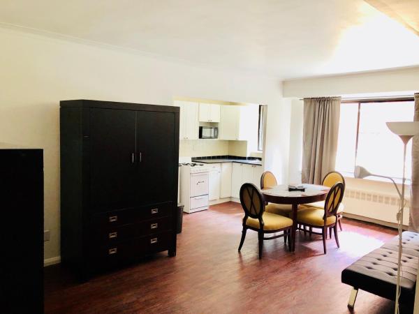Stylish Montreal Apartment: Comfortable Stay in the Golden Square Mile, Montreal