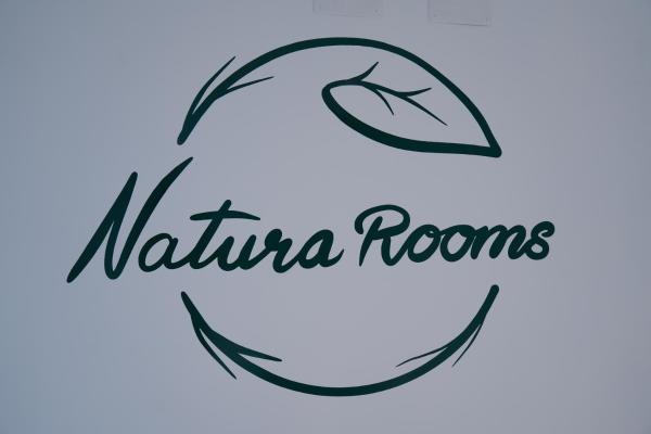 A la foto es mostra l'objecte NATURA ROOMS situat a la ciutat de Cobeña.