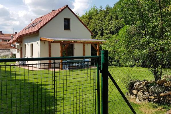 Na fotografii je vidět objekt Prázdninový dům Barča Vlkov nacházející se ve městě Vlkov.
